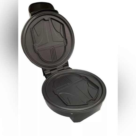 Star Wars The Mandalorian Disney Waffle Maker Nonstick 8” | Uncanny Brands - Picture 2 of 5